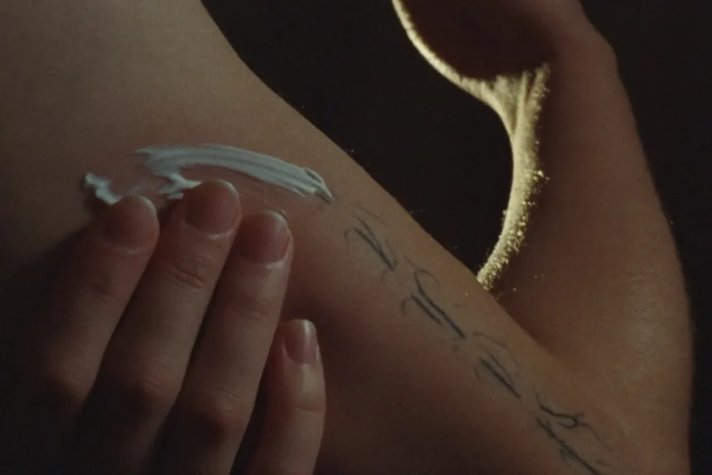 Tattoo Pflege – Creme auf frischem Fine-Line-Tattoo