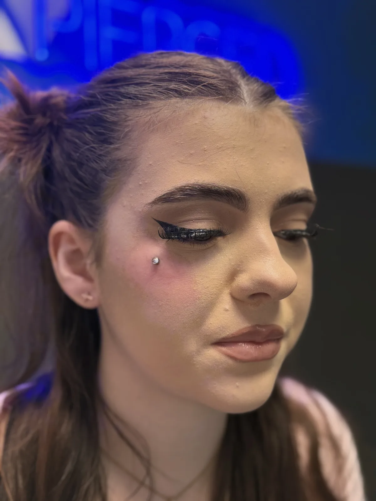 Piercing Nürnberg – Kundin mit Ohrpiercing