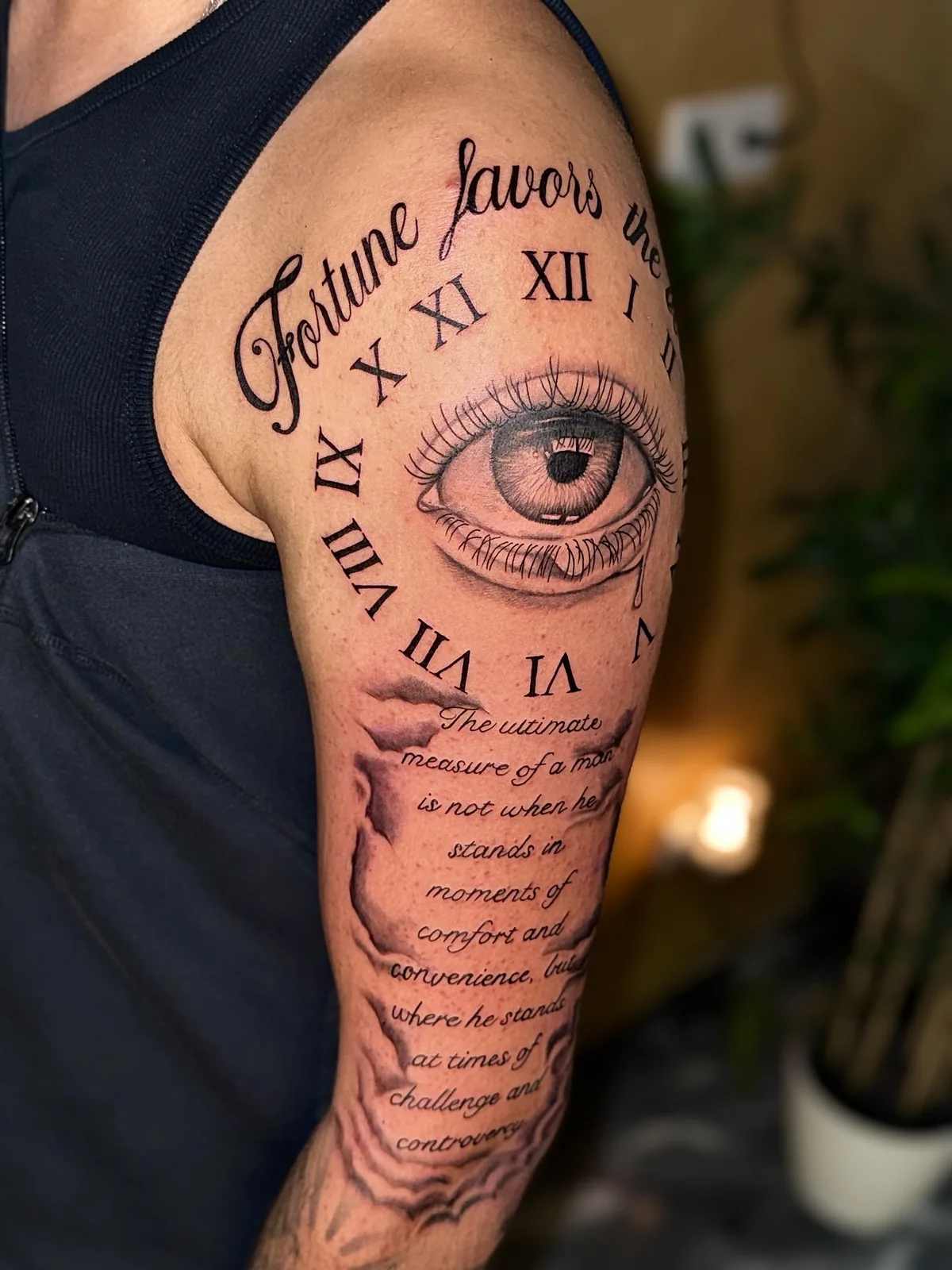 Tattoo-Sleeve mit Auge, römischen Ziffern und Schriftzug am Oberarm – Trustinkus Nürnberg