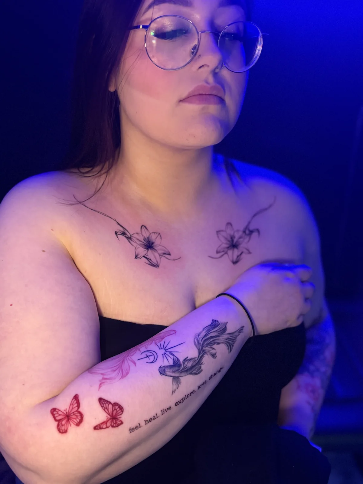 Filigrane Blütentattoos an Arm und Brust – Trustinkus Nürnberg